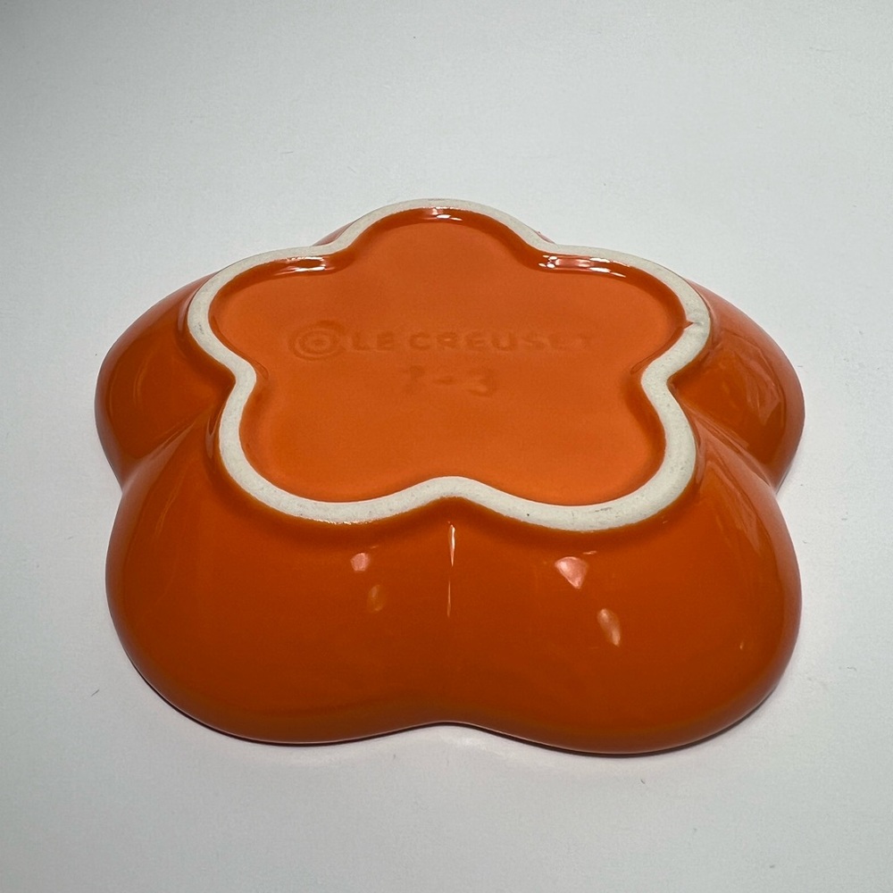 Le Creuset Flamme Dorée Stoneware Flower Petal Scalloped Trinket Dish Plate Tray - Picture 8 of 9